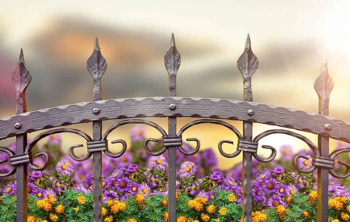 Кованый садовый забор – изготовление, виды, преимущества