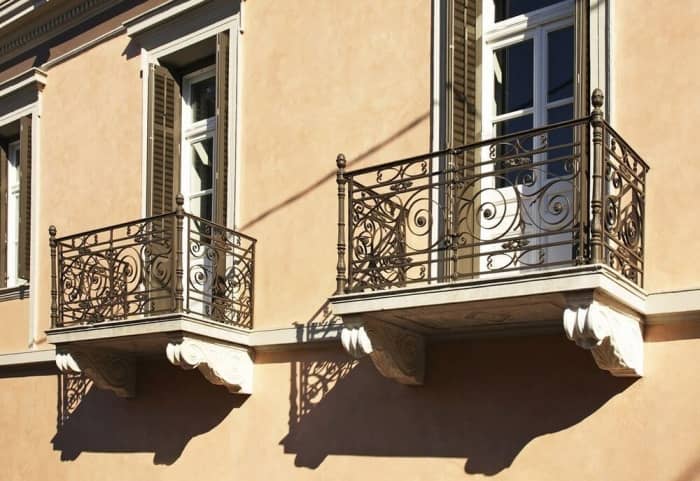 Перила кованые на балкон: виды дизайна с фото