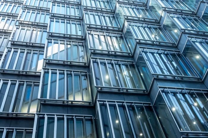 Кованые решетки на балкон — фото, особенности, способы изготовления