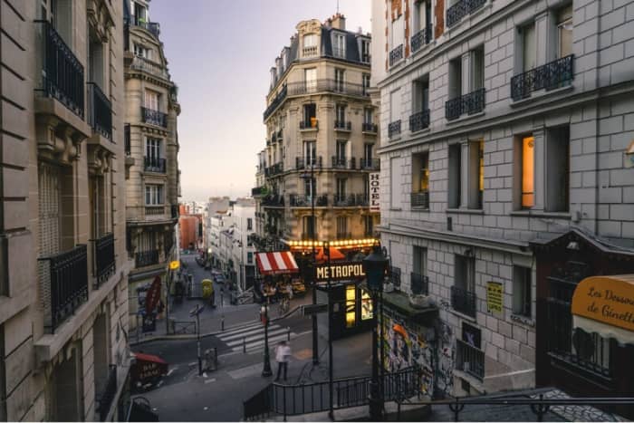 Кованые французские балконы: фото, преимущества, ограничения