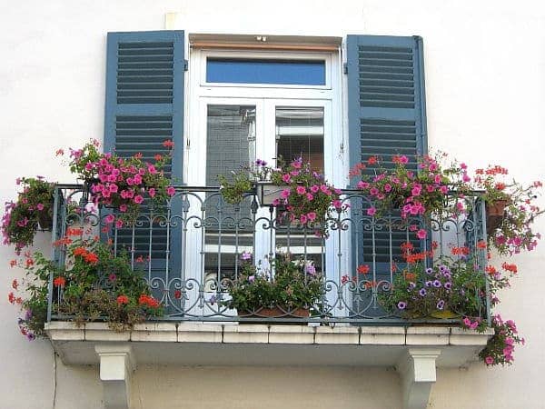 Кованый французский балкон с цветочницами