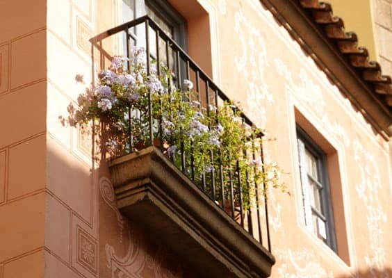 Сварной французский балкон с подставкой под цветы